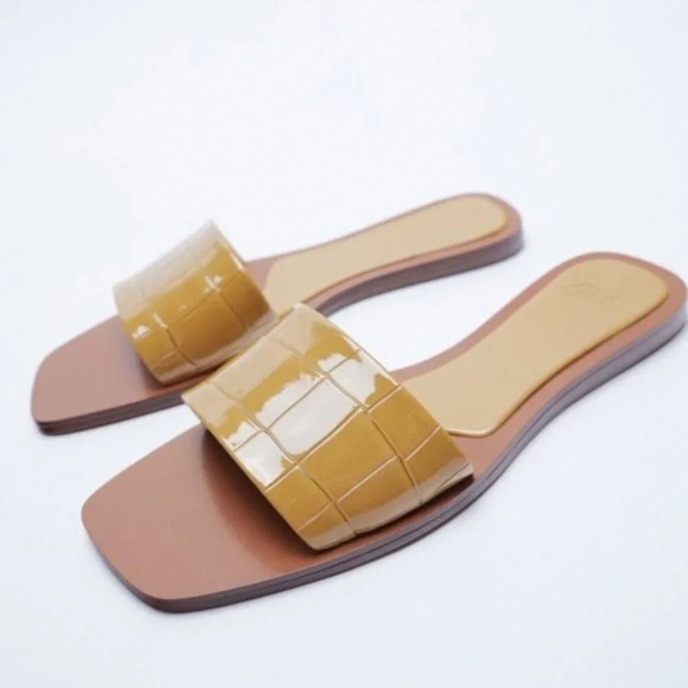 Brown Zara Patent Leather Slides Sandals Slip-Ons (NWT) - Picture 1 of 6
